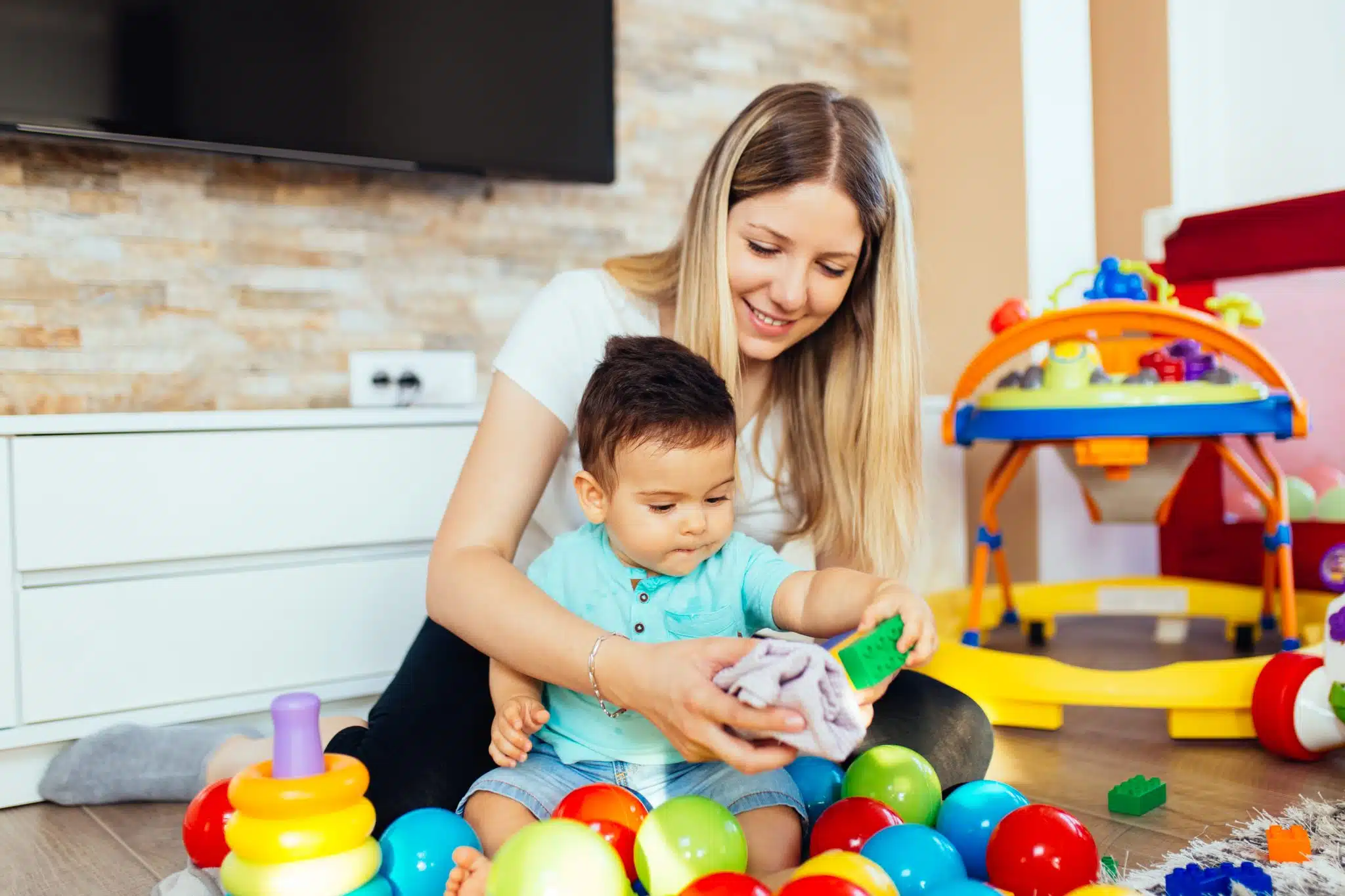 Une femme qui joue avec un bébé